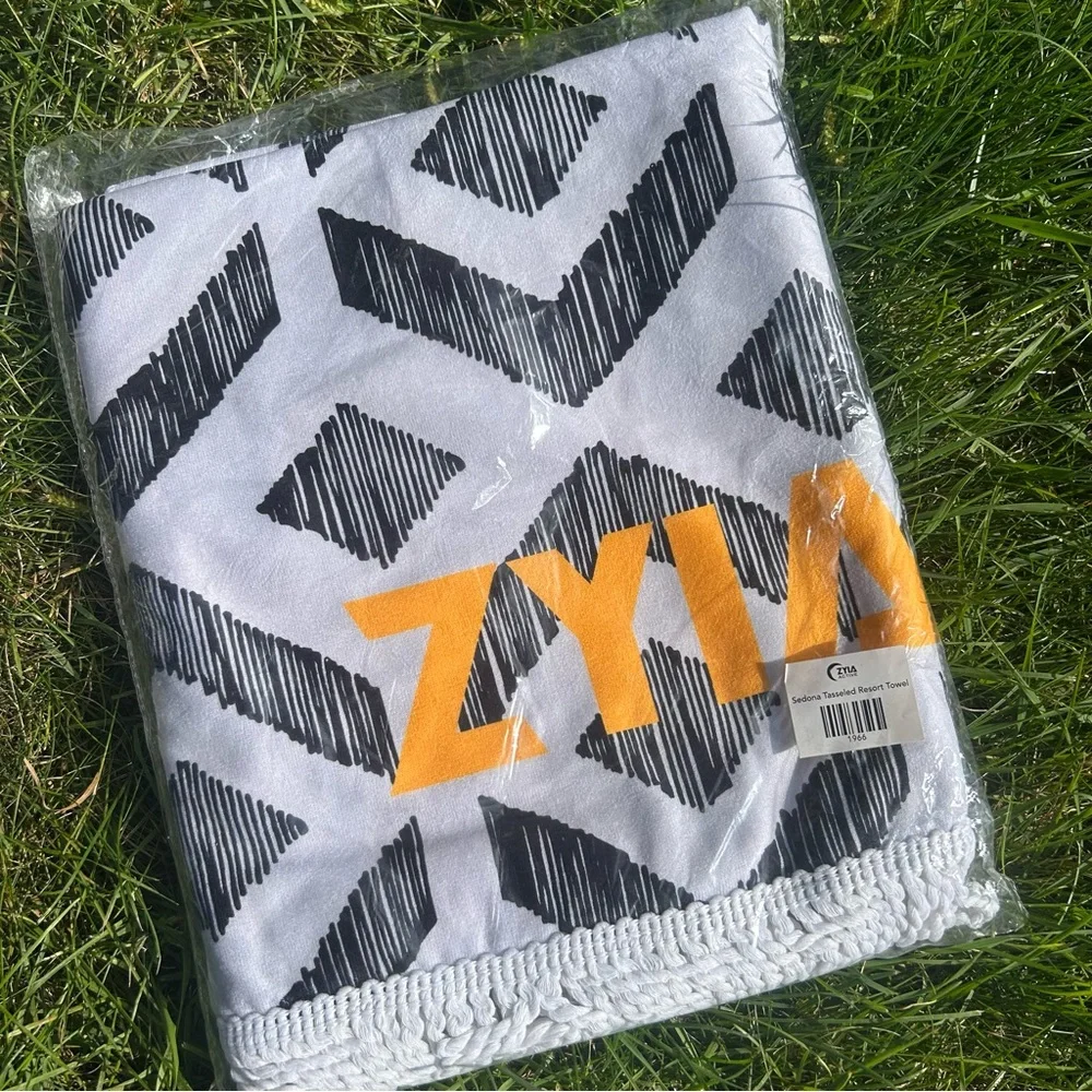 ZYIA Sedona Tasseled Resort White and Black Patterned Beach Pool Towel NEW